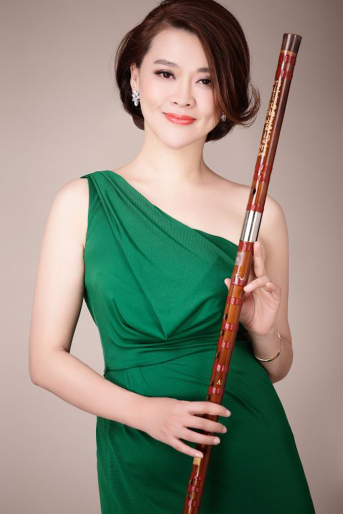 青年美女笛箫演奏家唐俊乔