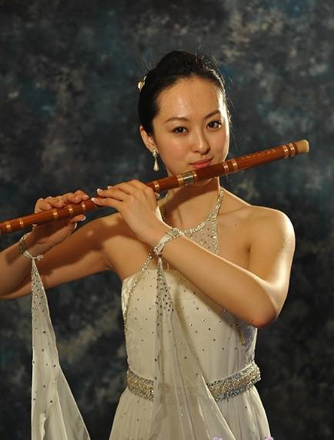 青年美女笛箫演奏家张钟中