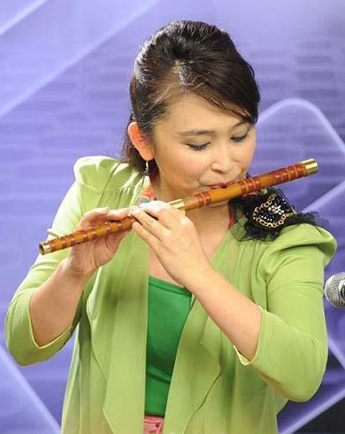 青年美女笛箫演奏家曾格格